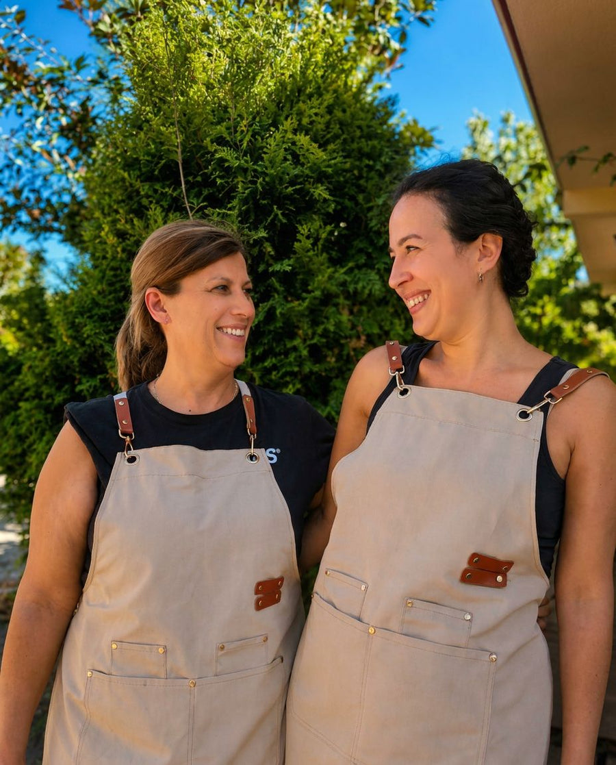 Maribel y Raquel, las artesanas de Kimori Arts, con sus delantales de trabajo frente al taller