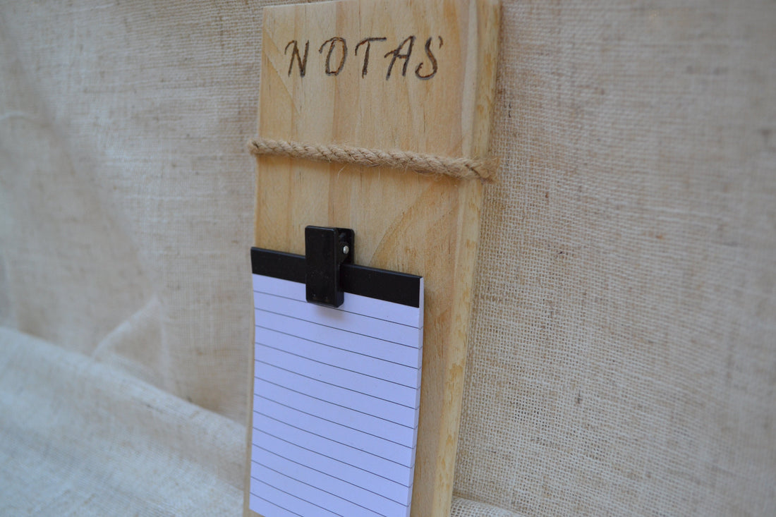 Pieza de Apuntes de Madera con Libreta Incorporada para Colgar | Kimori Arts