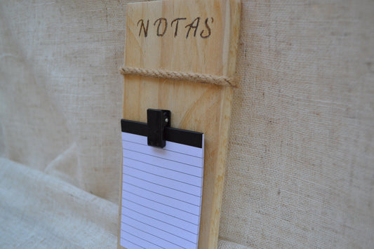 Pieza de Apuntes de Madera con Libreta Incorporada para Colgar | Kimori Arts