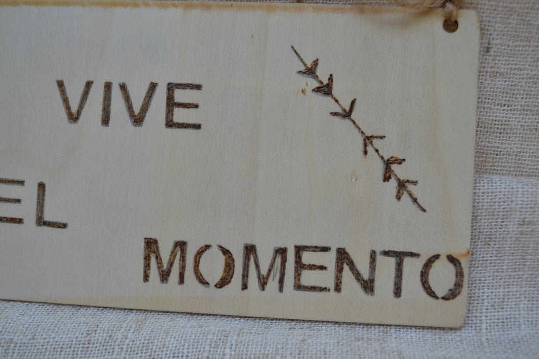 Colgador Decorativo "Vive el Momento" de Madera Artesanal con Cuerda | Kimori Arts