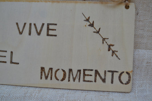 Colgador Decorativo "Vive el Momento" de Madera Artesanal con Cuerda | Kimori Arts