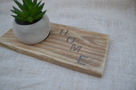 ¿Quieres Dar un Toque de Hogar a Cualquier Rincón? Pieza Decorativa "Home" de Madera con Planta | Kimori Arts