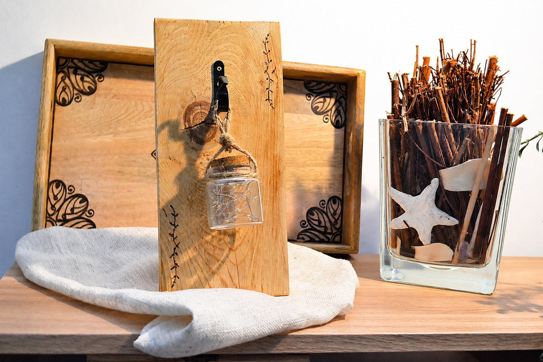 # Pieza de Madera con Botellita y Luz LED Colgante | Kimori Arts