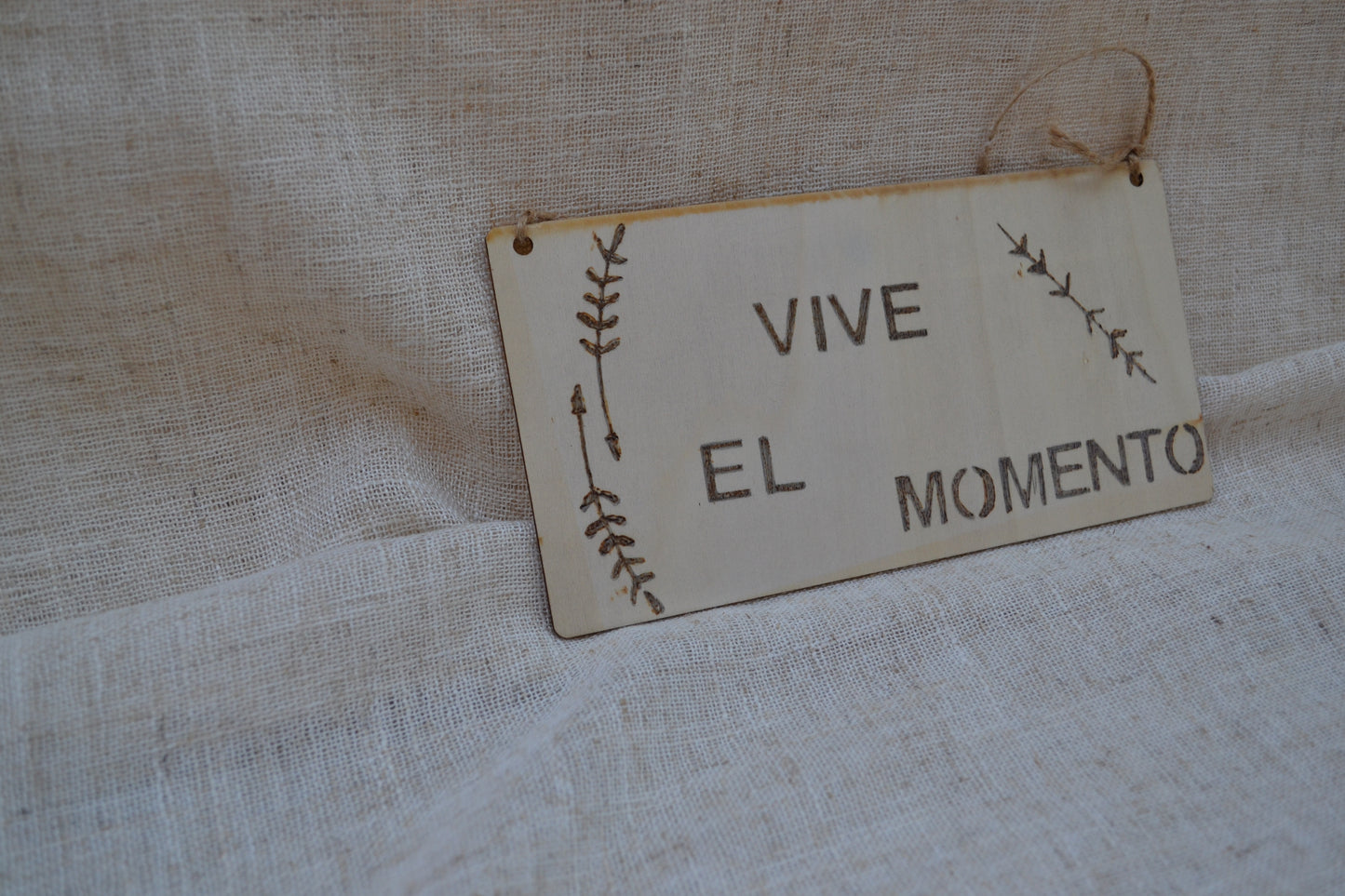 Placa Decorativa de Madera "Vive el momento" – Cuadro Fino para Colgar (20 x 9 cm)