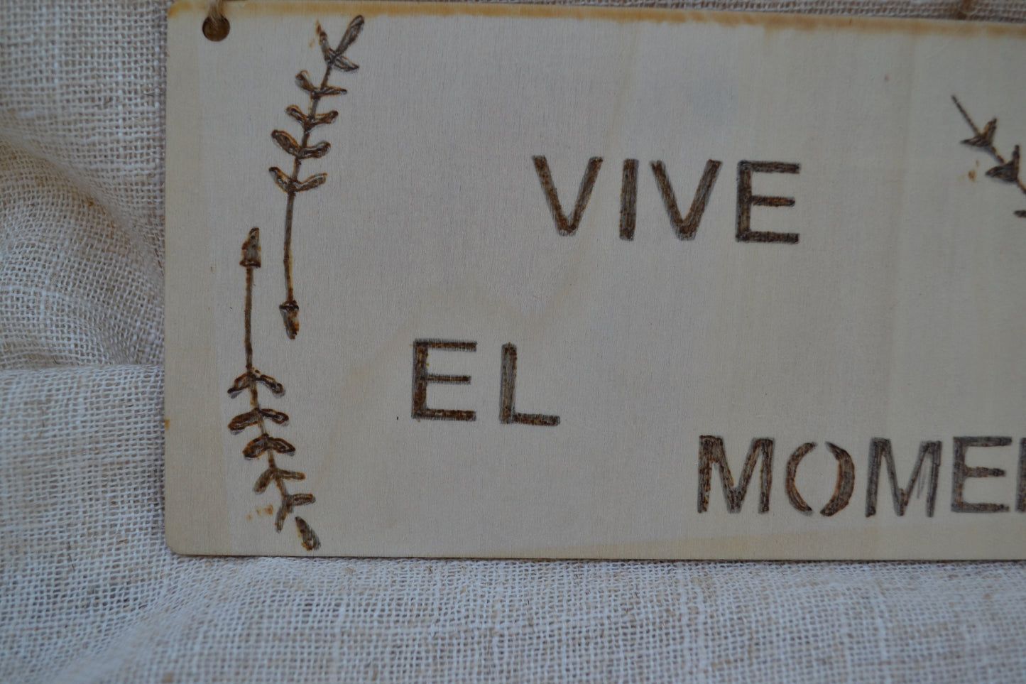 Placa Decorativa de Madera "Vive el momento" – Cuadro Fino para Colgar (20 x 9 cm)