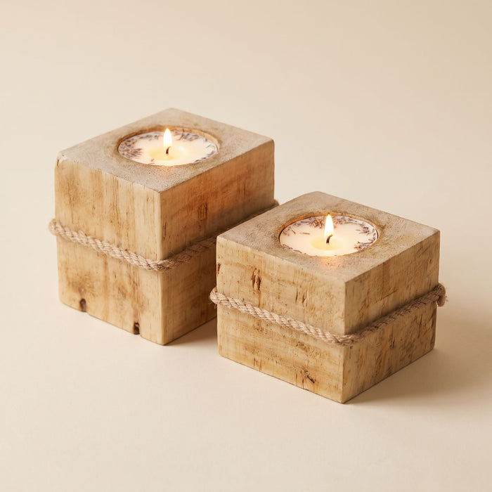 Pack Murmullo de dos portavelas de madera de pino de 6 y 8 cm con velas encendidas