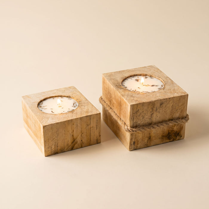 Pack Savia de dos portavelas de madera de pino con velas encendidas