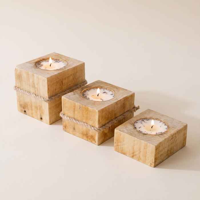 Pack Romero de tres portavelas de madera de pino de 4, 6 y 8 cm con velas encendidas