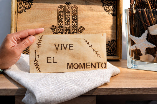 Placa Decorativa de Madera "Vive el momento" – Cuadro Fino para Colgar (20 x 9 cm)
